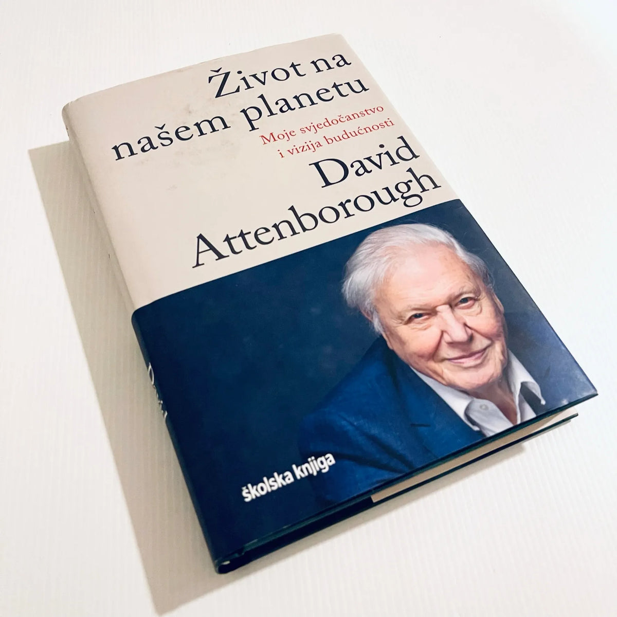 David Attenborough – Život Na Našem Planetu Book titled 'Život na našem planetu' by David Attenborough on a white background