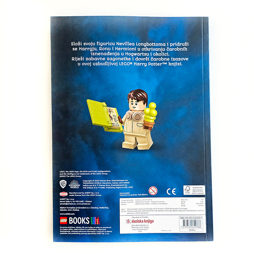 LEGO Harry Potter – Čarobna Iznenađenja Back cover of a LEGO Harry Potter book with a LEGO figure holding a book on a blue background