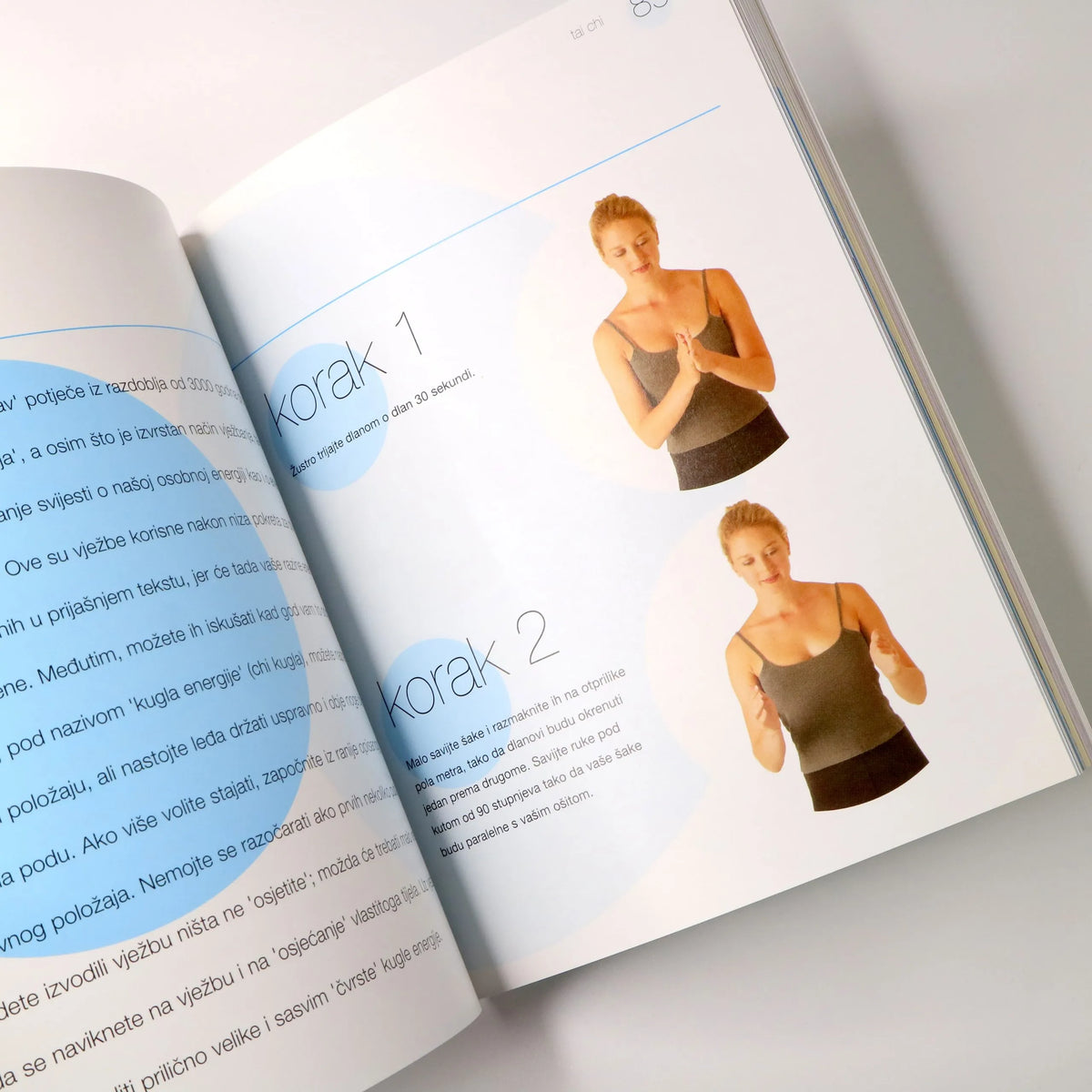 Detoksikacija – Priručnik Open book with instructions on a white surface