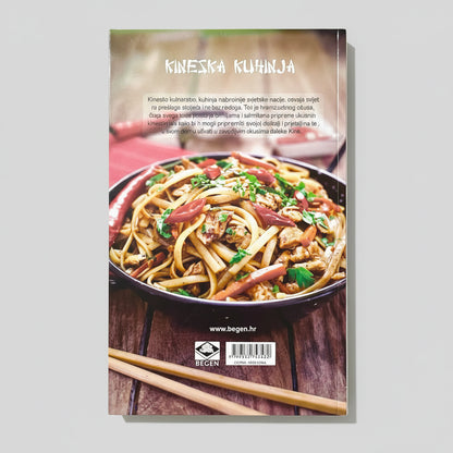 Kineska kuhinja (Chinese Cooking Guide – Croatian Language) Book cover of 'Knekska Kuhinja' with a dish of noodles and vegetables on a wooden table.