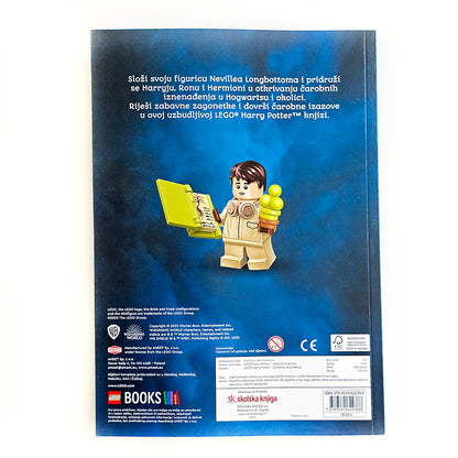 LEGO Harry Potter – Čarobna Iznenađenja Back cover of a LEGO Harry Potter book with a LEGO figure holding a book on a blue background