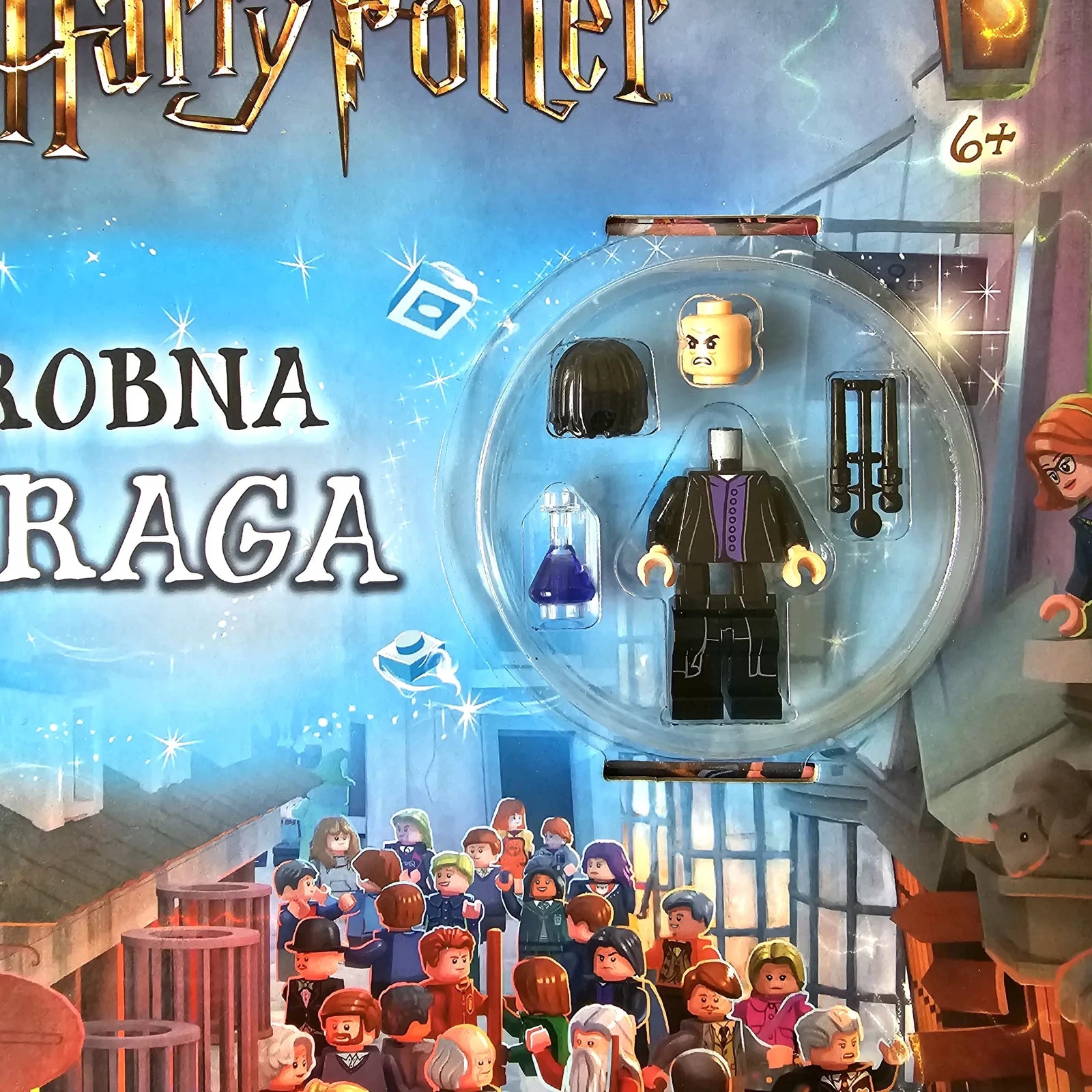 LEGO Harry Potter – Čarobna Potraga LEGO Harry Potter set with characters and items in a display case, surrounded by other LEGO figures and a crowd.