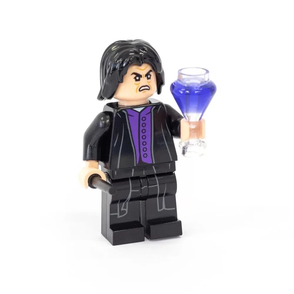 LEGO Harry Potter – Čarobna Potraga LEGO minifigure holding a glowing blue orb on a white background