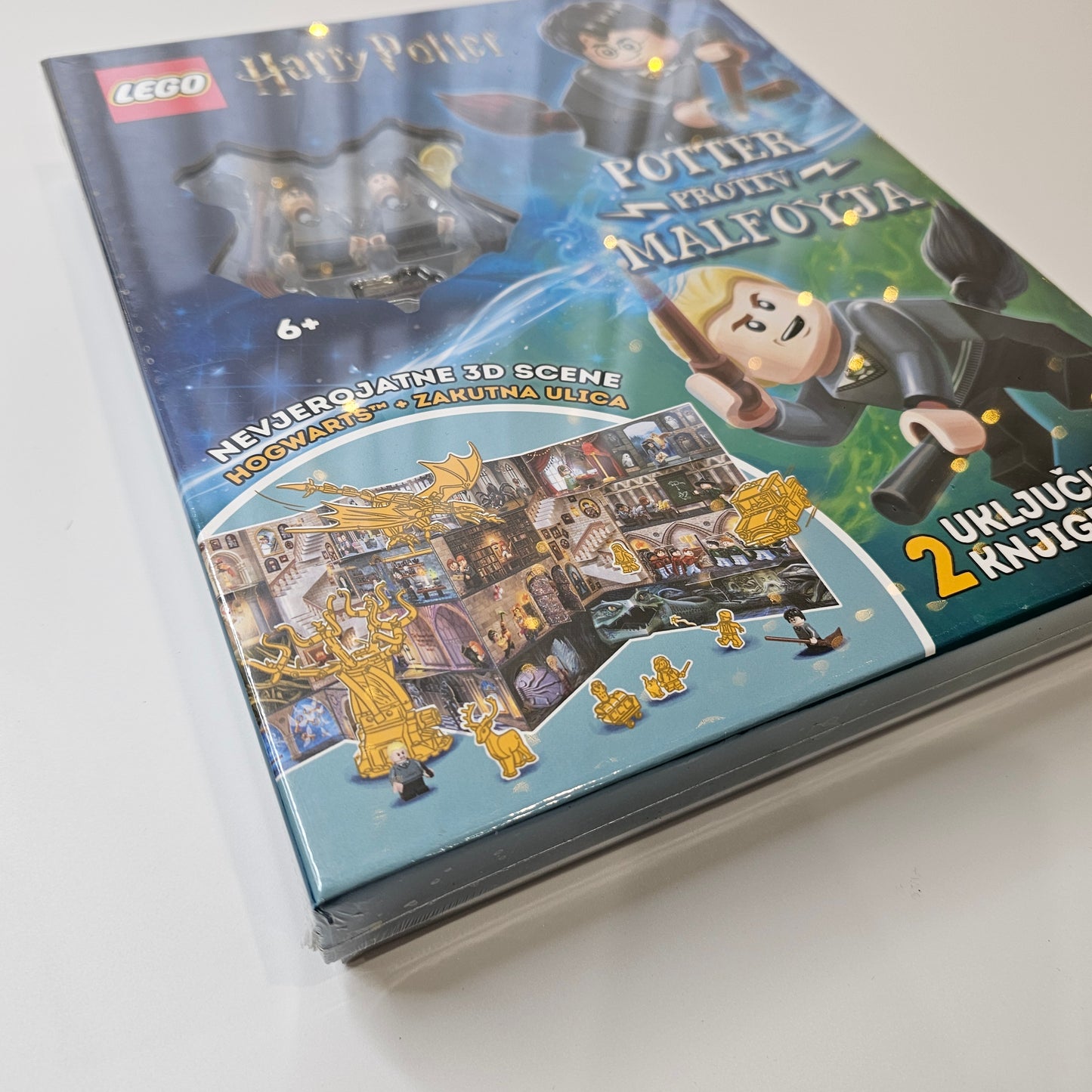 Lego Harry Potter- Potter Protiv Malfoyja LEGO Harry Potter Diagon Alley 3D scene packaging on a white surface