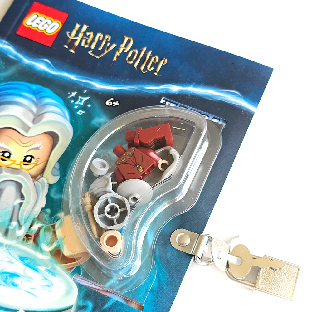 Lego Harry Potter - Spomenar iz Hogwartsa LEGO Harry Potter set in packaging with a keychain attached