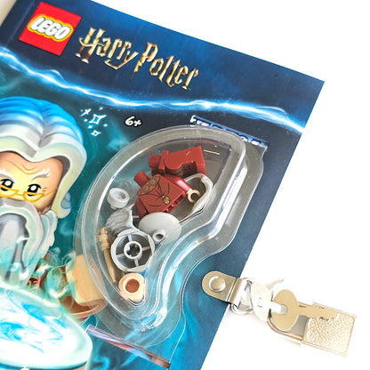 Lego Harry Potter - Spomenar iz Hogwartsa LEGO Harry Potter set in packaging with a keychain attached